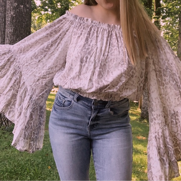 Off The Shoulder Cropped Snakeskin Flowy Top - Picture 4 of 6